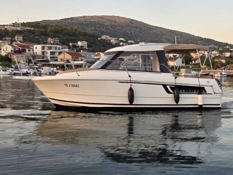 Wynajem Motorówka Jeanneau z patentem 