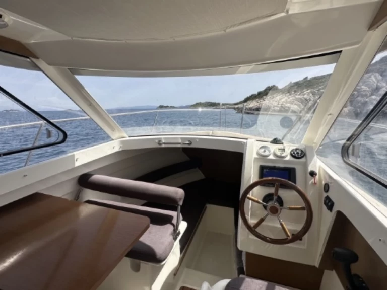 Jeanneau Merry Fisher 645 między profesjonalistami a osobami prywatnymi w Seget Vranjica