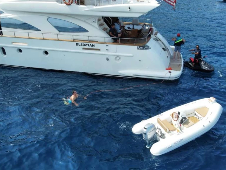 Wynajmij Azimut MINERVA w Neapol