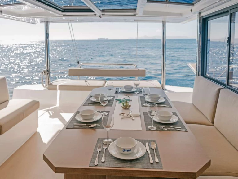 Luksusowy jacht do wynajmu w Alimos w najlepszej cenie