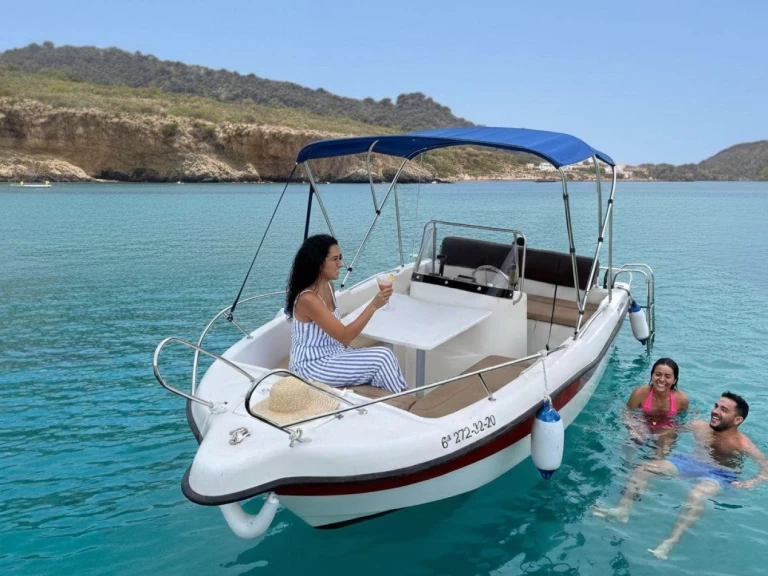 Mareti 45O open między profesjonalistami a osobami prywatnymi w Roda de Barà