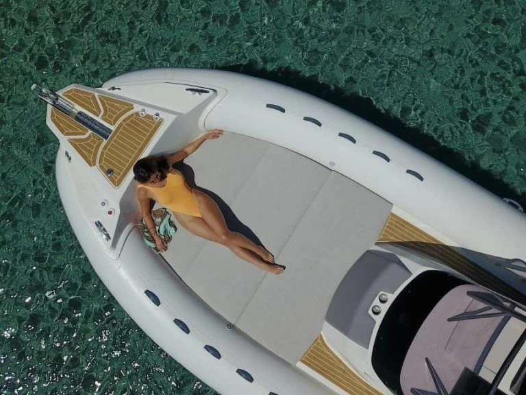 Łódż półsztywna do wynajmu w Marine de Sant'Ambrogio w najlepszej cenie