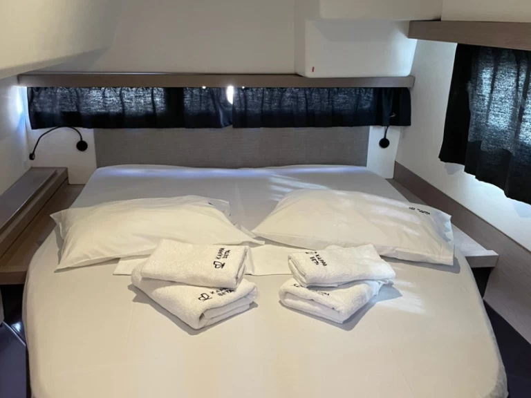 Wynajem Katamaran Fountaine Pajot z patentem 