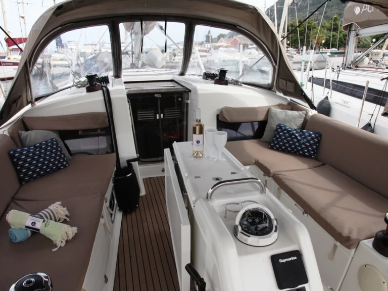 Wynajmij Jeanneau Sun Odyssey 440 w Benítses
