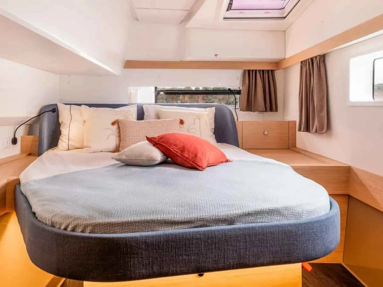 Fountaine Pajot FP 41 między profesjonalistami a osobami prywatnymi w Lefkáda