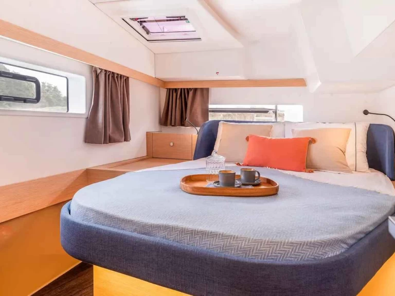 Fountaine Pajot FP 41 między profesjonalistami a osobami prywatnymi w Lefkáda