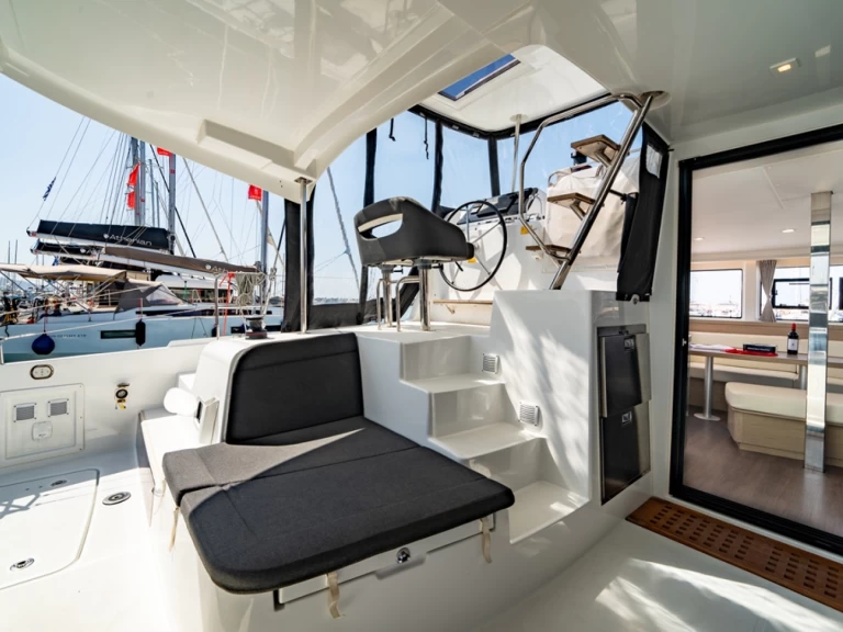 Wynajem Katamaran Lagoon z patentem 