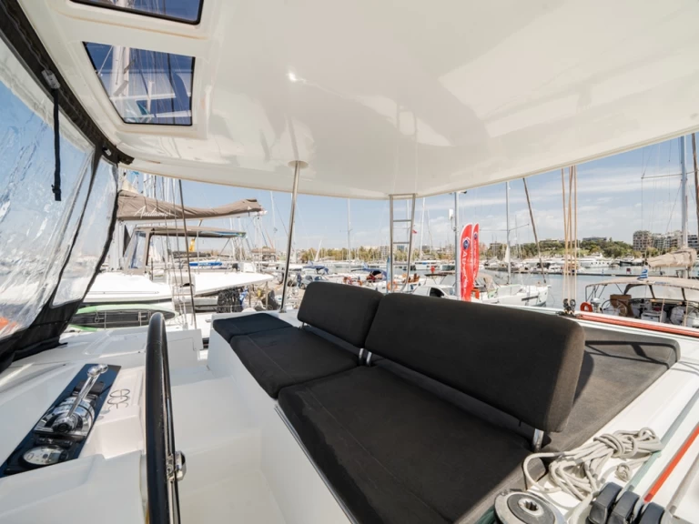 Wynajmij Katamaran z lub bez skippera Lagoon w Alimos