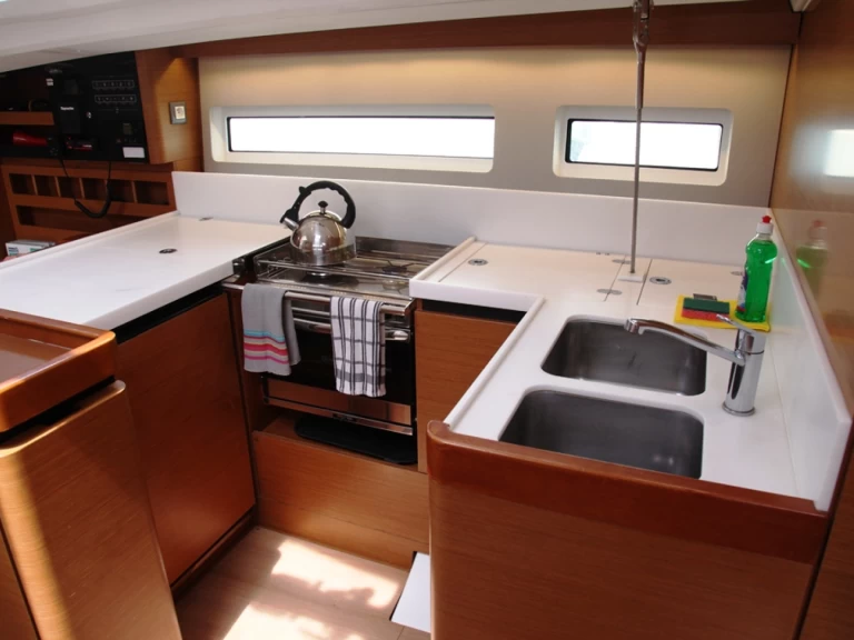 Jeanneau Sun Odyssey 440 między profesjonalistami a osobami prywatnymi w Benítses