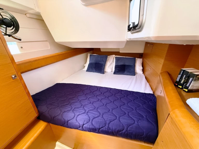 Wynajem Żaglowiec Jeanneau z patentem 