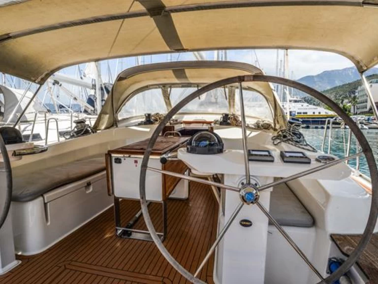Bavaria Cruiser 45 między profesjonalistami a osobami prywatnymi w Fethiye