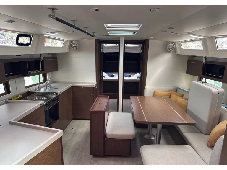 Wynajem Żaglowiec Bénéteau z patentem 