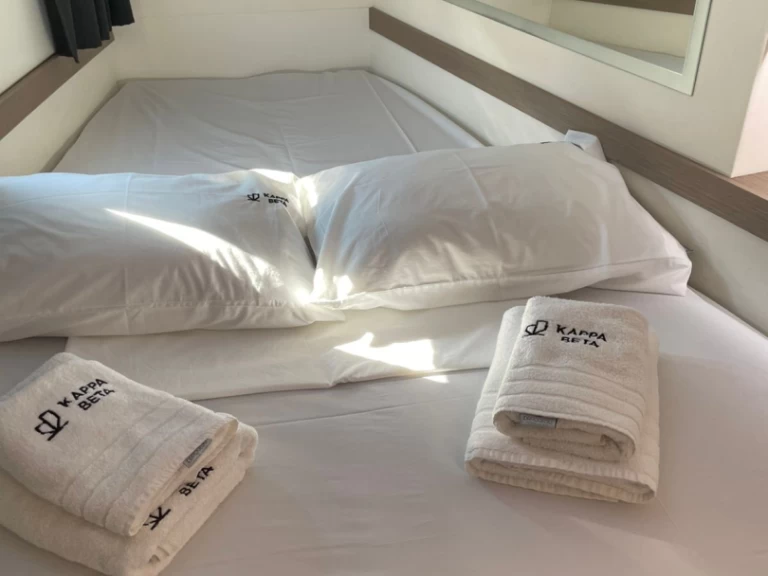 Fountaine Pajot Isla 40 między profesjonalistami a osobami prywatnymi w Palairos