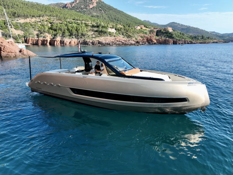 Wynajem Motorówka Invictus  z patentem 