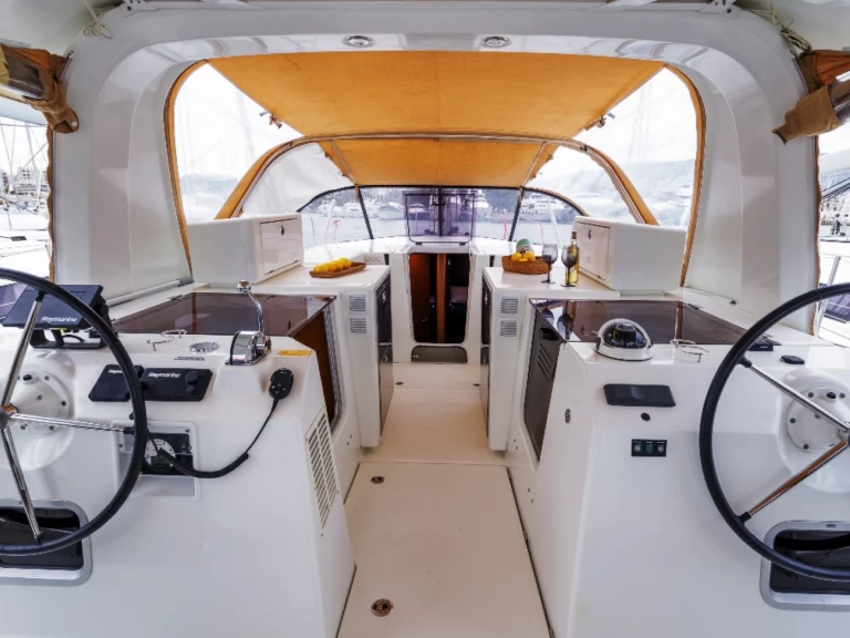 Jeanneau Sun Loft 47 między profesjonalistami a osobami prywatnymi w Nea Peramos