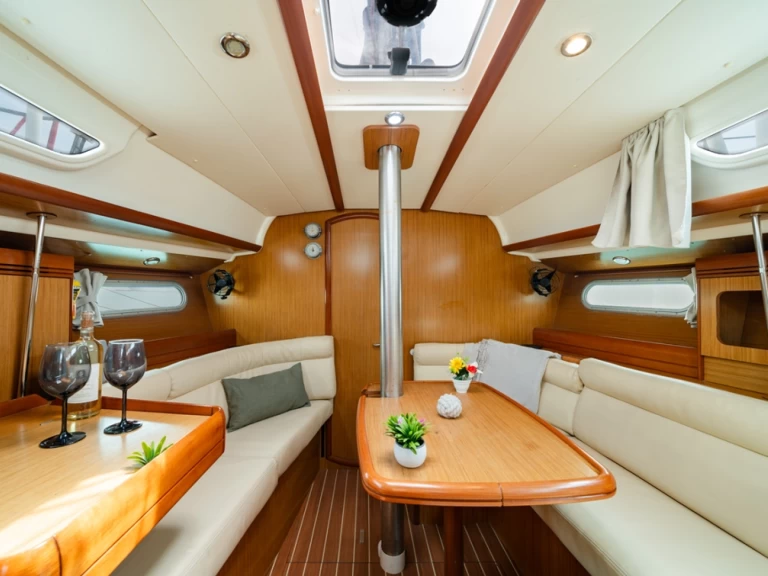 Wynajmij Żaglowiec z lub bez skippera Jeanneau w Lavrio