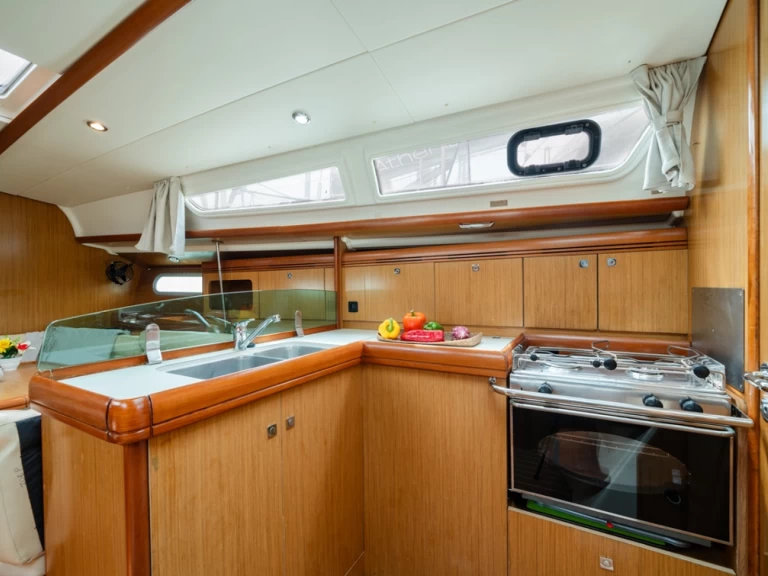 Wynajem Żaglowiec Jeanneau z patentem 