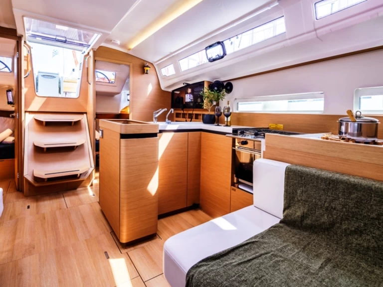 Wynajem Żaglowiec Jeanneau z patentem 