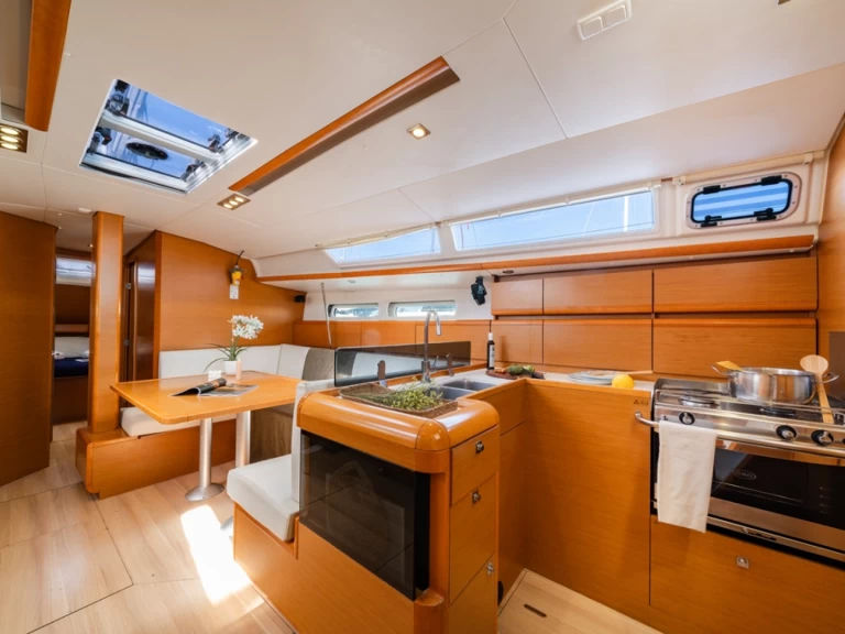 Wynajem Żaglowiec Jeanneau z patentem 