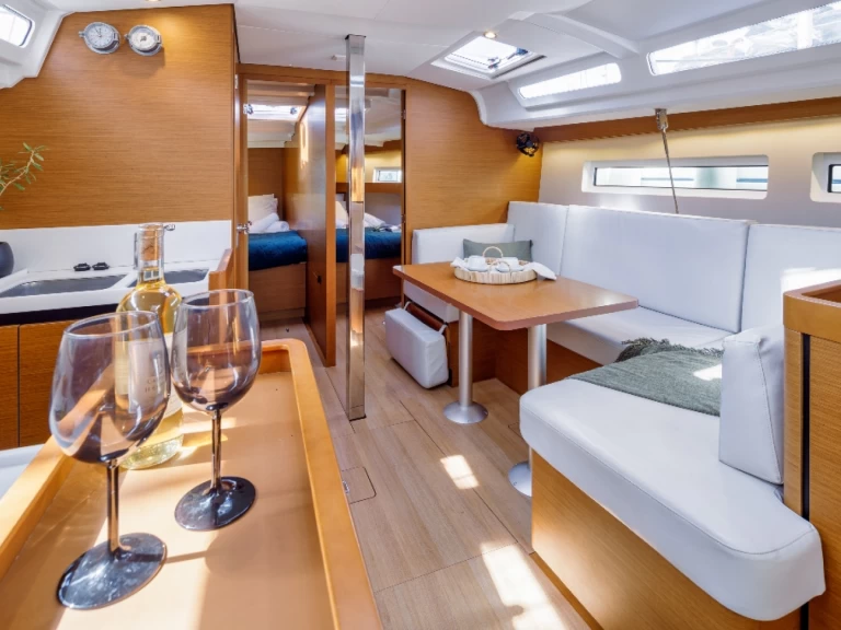 Jeanneau Sun Odyssey 440 między profesjonalistami a osobami prywatnymi w Rhodes (City)