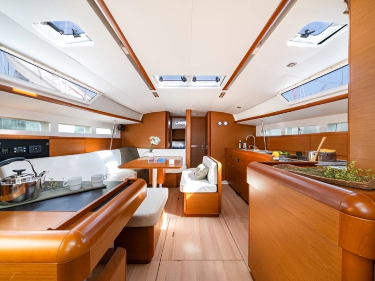 Jeanneau Sun Odyssey 519 między profesjonalistami a osobami prywatnymi w Nea Peramos