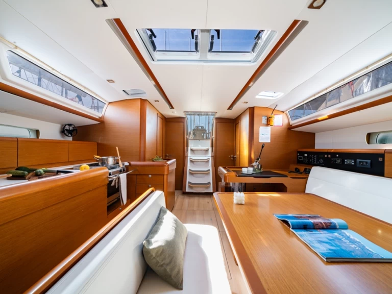 Wynajmij Jeanneau Sun Odyssey 519 w Nea Peramos