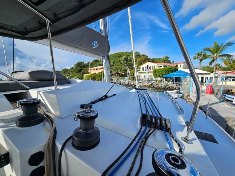 Fountaine Pajot Elba 45 między profesjonalistami a osobami prywatnymi w Frenchtown