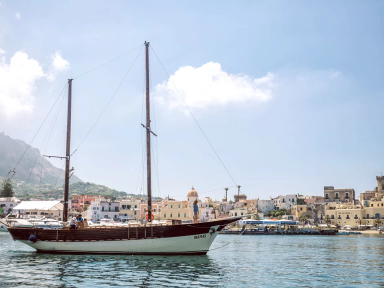 Żaglowiec do wynajmu w Forio w najlepszej cenie