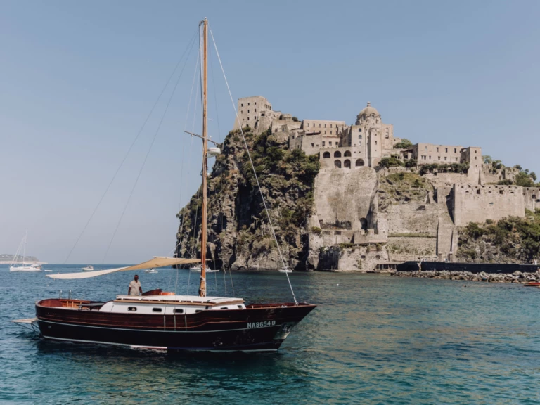 Żaglowiec do wynajmu w Forio w najlepszej cenie