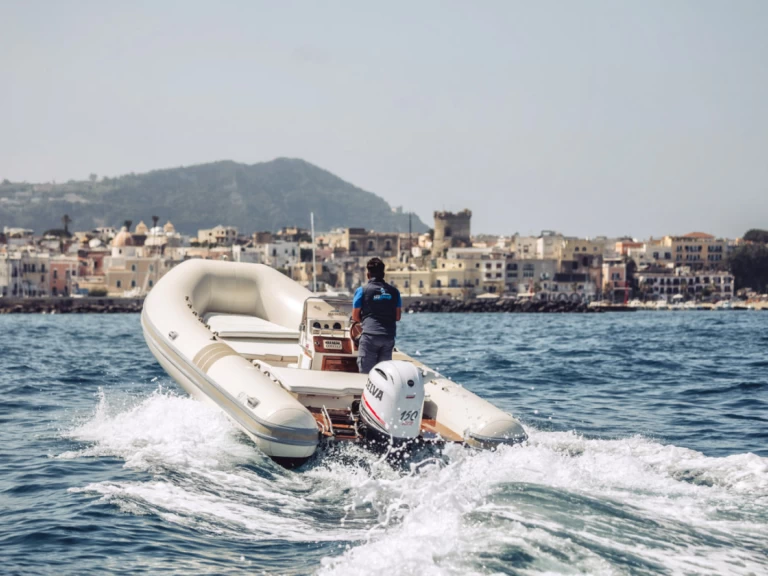 Łódż półsztywna do wynajmu w Forio w najlepszej cenie