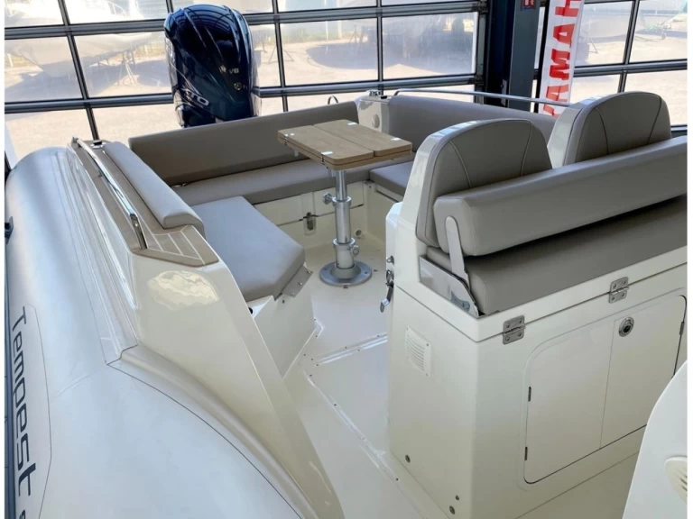 Wynajem Łódż półsztywna Capelli z patentem 