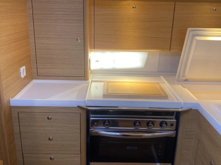 X-Yachts x-Yacht X4³ między profesjonalistami a osobami prywatnymi w Lavrio