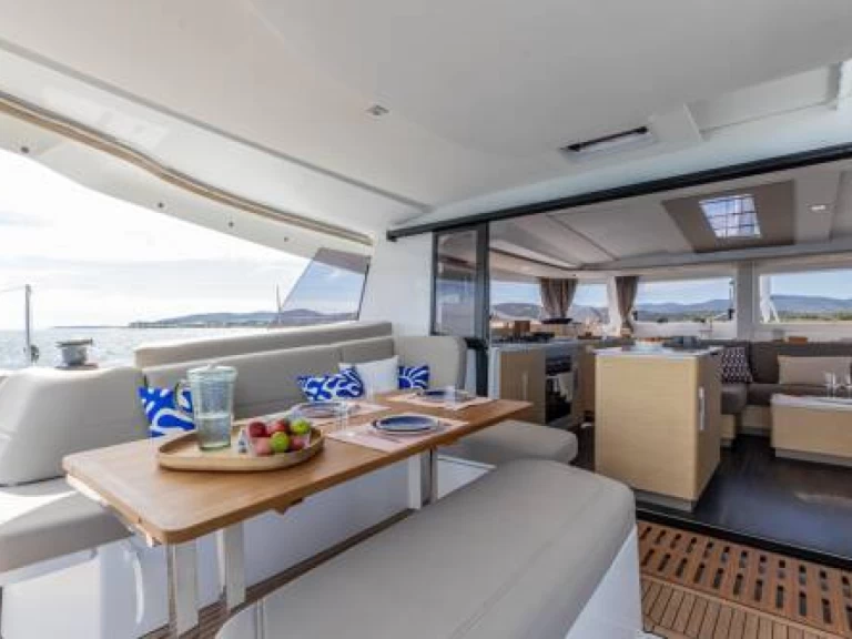 Fountaine Pajot FP 44-4 między profesjonalistami a osobami prywatnymi w Palma de Mallorca