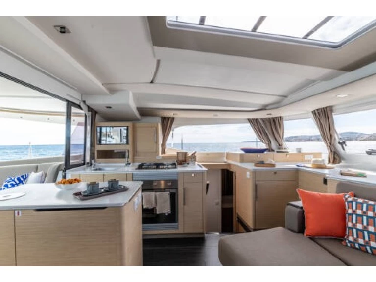 Fountaine Pajot FP 44-3 między profesjonalistami a osobami prywatnymi w Palma de Mallorca