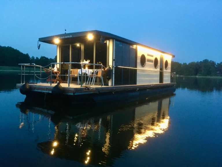 La Mare Apartboot między profesjonalistami a osobami prywatnymi w Buchholz City