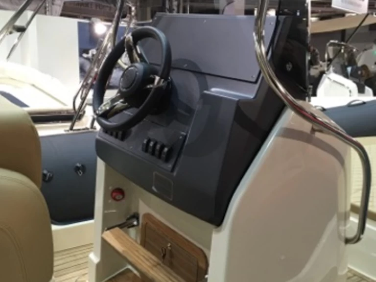 Wynajem Łódż półsztywna w Hyeres - Bsc 70 Sport