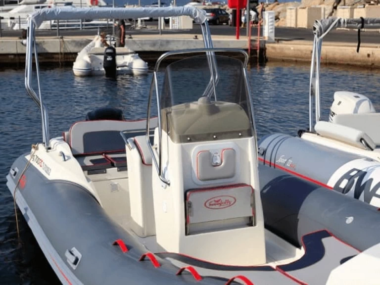 Wynajem Łódż półsztywna Nuova Jolly z patentem 