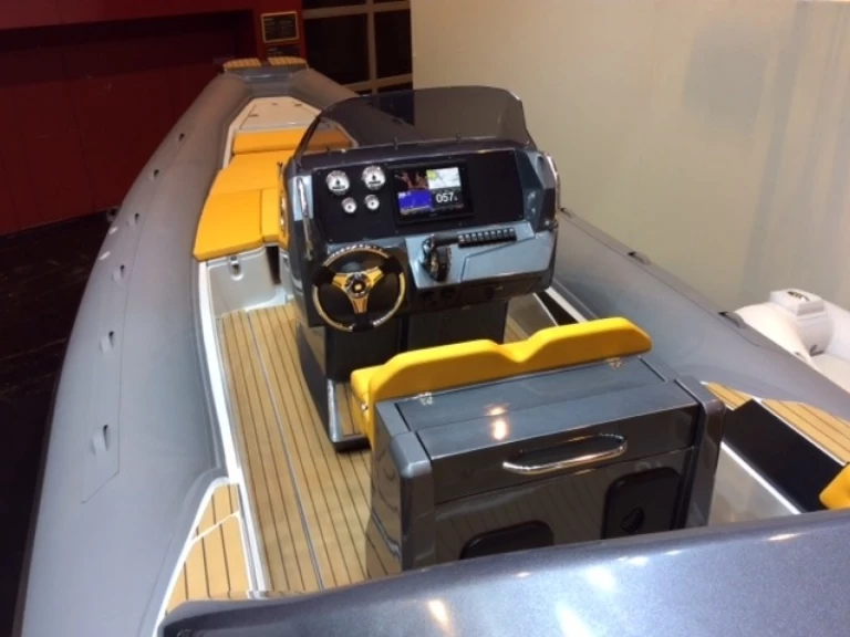 Łódż półsztywna do wynajmu w Hyeres w najlepszej cenie