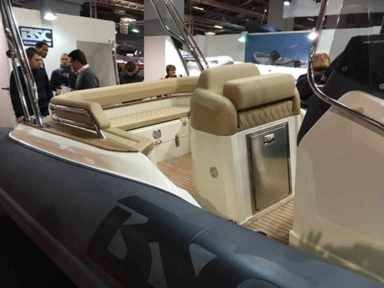 Łódż półsztywna do wynajmu w Hyeres w najlepszej cenie