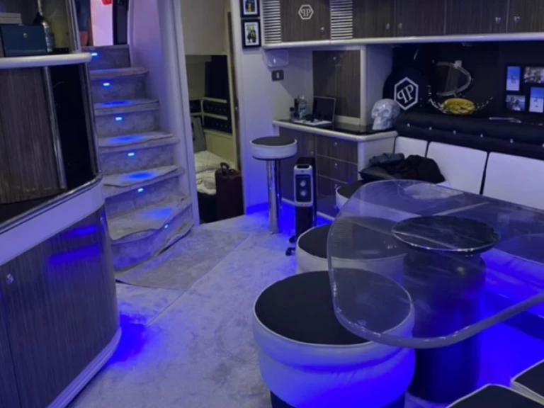 Sunseeker Predator 63 między profesjonalistami a osobami prywatnymi w Saint-Tropez