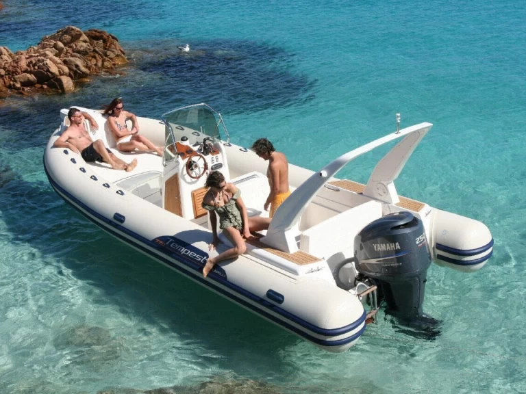 Wynajmij Łódż półsztywna z lub bez skippera Capelli w Porto-Vecchio