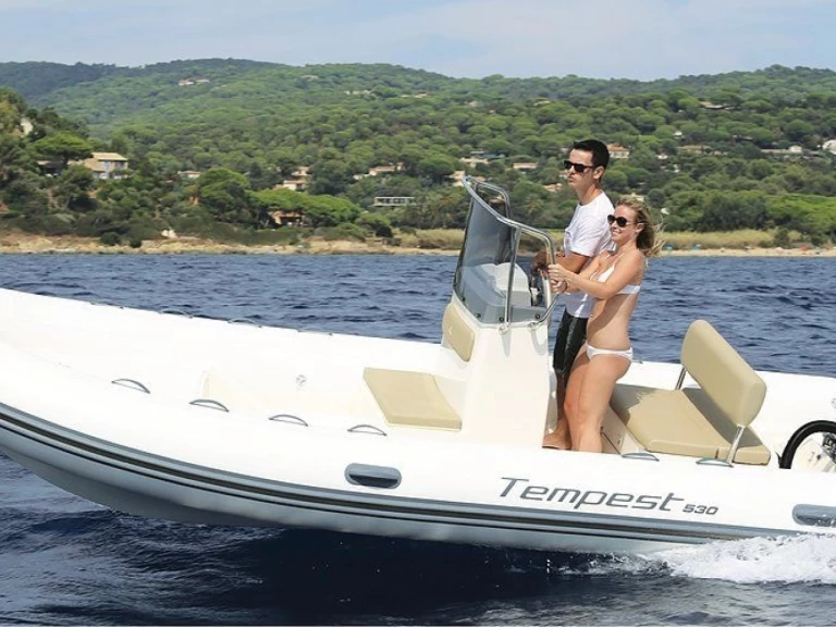 Łódż półsztywna do wynajmu w Porto-Vecchio w najlepszej cenie