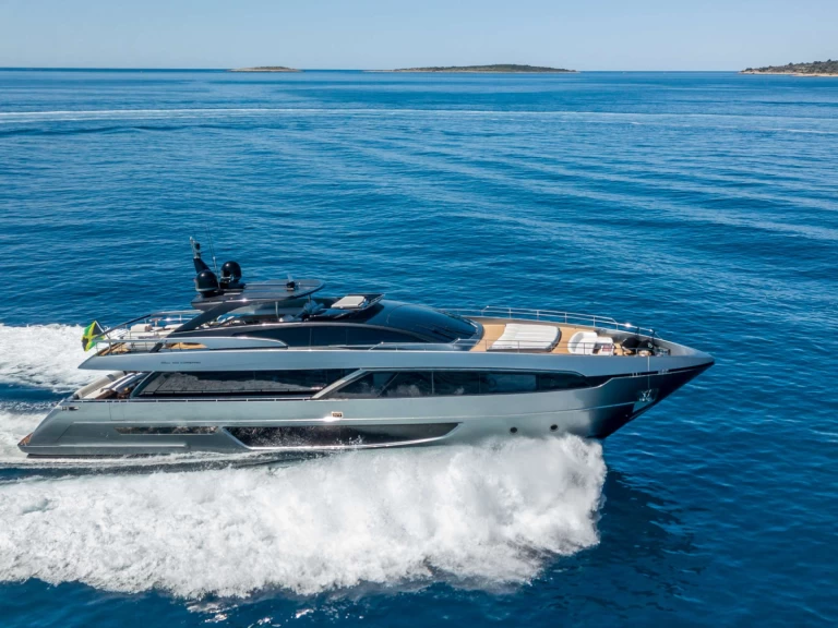 Wynajem Luksusowy jacht Riva z patentem 