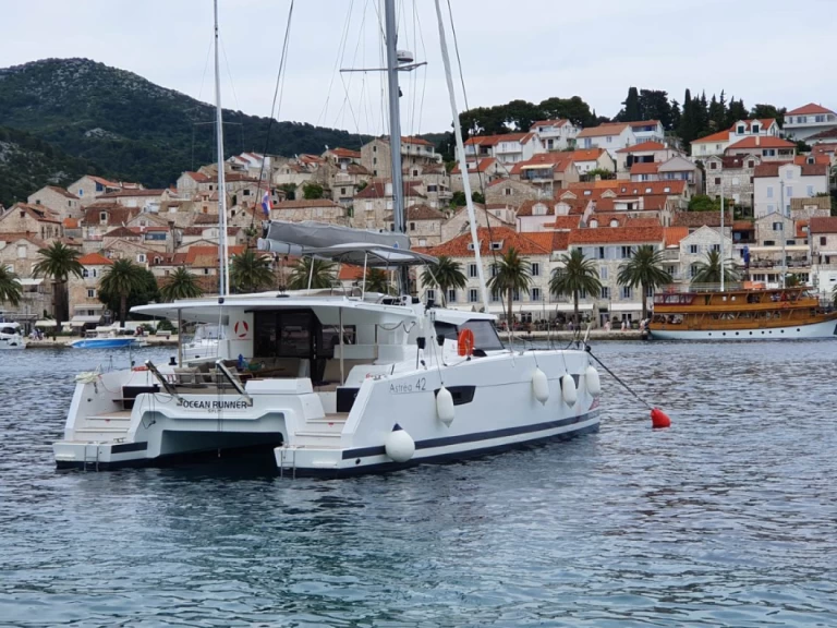 Wynajem Katamaran Fountaine Pajot z patentem 