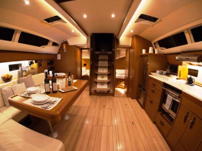 Jeanneau Jeanneau 54 między profesjonalistami a osobami prywatnymi w Nydri