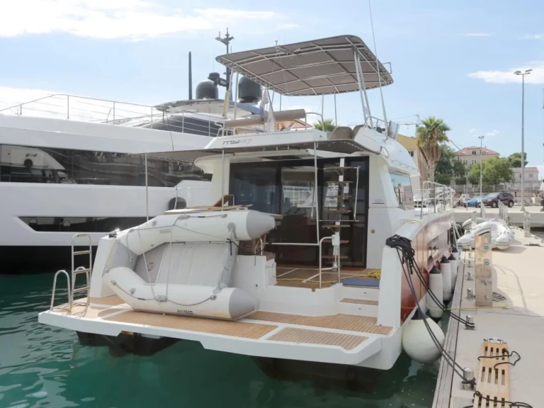 Wynajem Motorówka Fountaine Pajot z patentem 