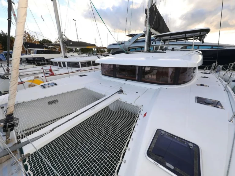 Wynajmij Katamaran z lub bez skippera Lagoon w Primosten