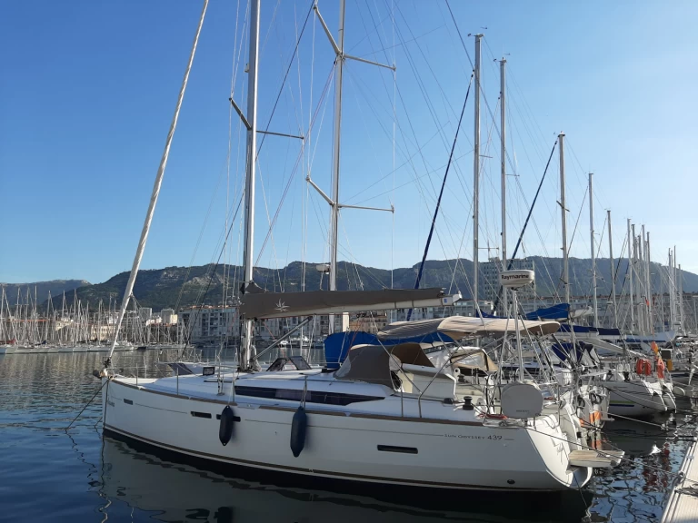 Jeanneau Sun Odyssey 439 między profesjonalistami a osobami prywatnymi w Toulon
