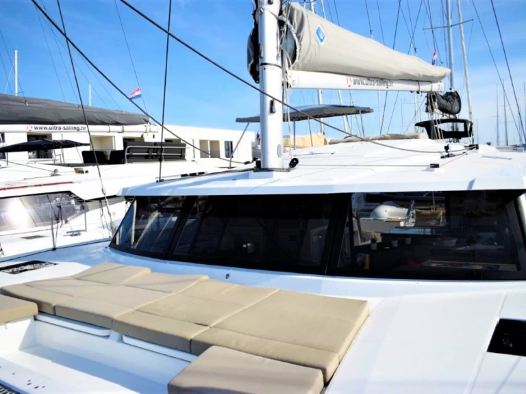 Fountaine Pajot Astrea 42 między profesjonalistami a osobami prywatnymi w Pomer