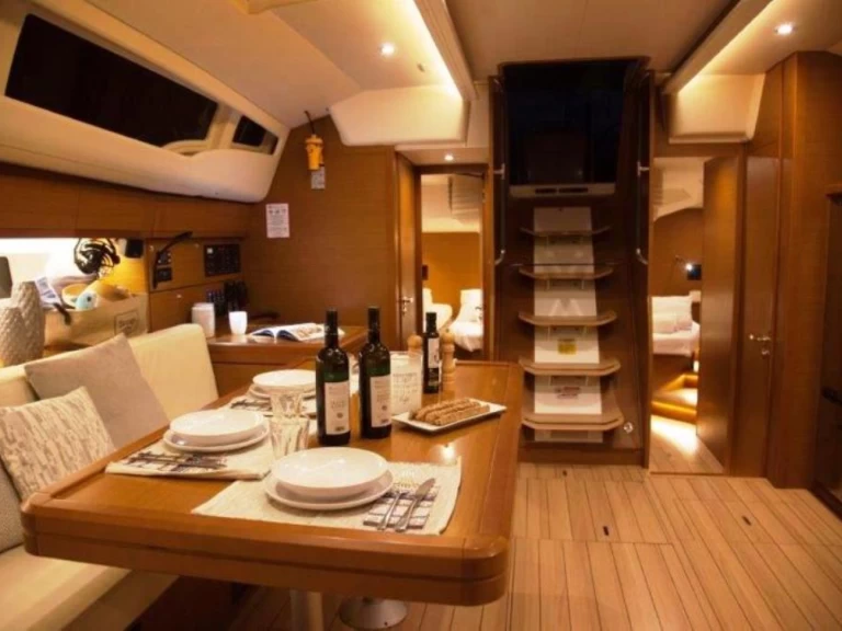 Jeanneau Jeanneau 54 między profesjonalistami a osobami prywatnymi w Nydri